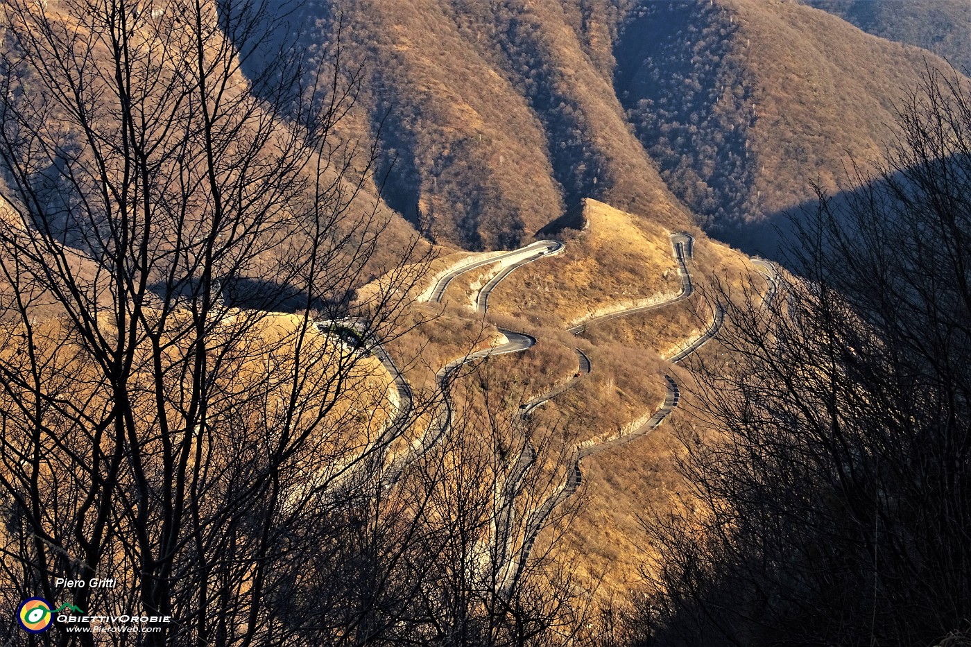 40 La Valle del Carso con la strada a tornanti che sale da Nembro.JPG